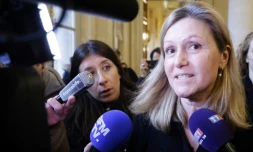 La présidente de l'Assemblée nationale, Yaël Braun-Pivet (d) répond aux questions des journalistes à son arrivée pour participer au débat sur le projet de loi immigration à l'Assemblée nationale, le 19 décembre 2023 à Paris