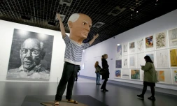 Des visiteurs à l'exposition "Picasso.mania" le 6 octobre 2015 au Grand Palais à Paris