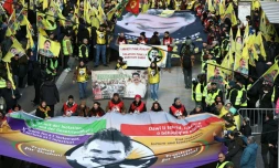Des portraits du chef du Parti des travailleurs du Kurdistan (PKK), Abdullah Öcalan, lors d'une manifestation de plusieurs milliers de personnes venues de toute l'Europe pour marquer le 26e anniversaire de son arrestation, à Strasbourg, le 15 février 2025