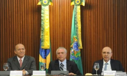 Le président brésilien Michel Temer (C) entouré de son chef de cabinet Eliseu Padilha (G) et du ministre de l'Economie Henrique Meirelles, le 13 mai 2016 à Brasilia