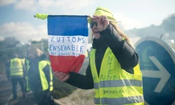 Une femme "gilet jaune" près du centre commercial "Plan de Campagne" à Cabries, près de Marseille, le 17 novembre 2019