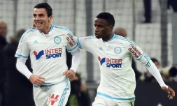L'attaquant de l'OM Antoine Rabillard (g) fĂȘte son but Ă©galisateur contre Lille, avec son coĂ©quipier Bouna Sarr, le 29 janvier 2016 au VĂ©lodrome