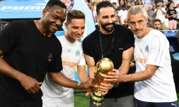 Les joueurs de Marseille Steve Mandada, Florian Thauvin et Adil Rami posent avec le trophée du Mondial le 10 août 2018