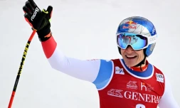 Le Suisse Marco Odermatt célÚbre son premier gros globe de cristal dans l'aire d'arrivée de la derniÚre descente hommes de la saison de Coupe du monde à Courchevel le 16 mars 2022.