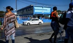 Passants près du poste de police El Capri dans la municipalité d'Arroyo Naranjo à La Havane, le 13 juillet 2021