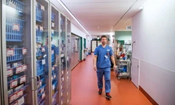 Le docteur Lars Falk, dans son unité ECMO (Oxygénation par membrane extracorporelle) de l'hÎpital universitaire de Karolinska à Solna, prÚs de Stockholm (SuÚde), le 19 avril 2020