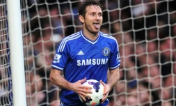 Frank Lampard, alors milieu de Chelsea, exulte après avoir inscrit un but sur penalty face à Stoke City à Stamford Bridge, le 5 avril 2014