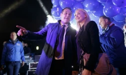 Le dirigeant du Parti de la liberté d'Autriche (FPÖ) Heinz-Christian Strache et sa femme Philippa arrivent à un débat télévisé à Vienne le 10 octobre 2017