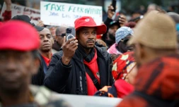 Rodrigue Petitot, Ă la tĂȘte du Rassemblement pour la protection des peuples et des ressources afro-caribĂ©ens (RPPRAC), manifeste Ă Paris contre la vie chĂšre en Outre-mer le 3 novembre 2024
