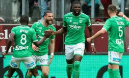 Le Stéphanois Léo Pétrot (2e en partant de la gauche), félicité par ses coéquipiers après son but à Metz, le 2 juin 2024