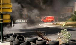 Un camion de pompiers arrive près d'un barrage mis en place par des militants du syndicat  UGTG, le 17 novembre 2021 aux Abymes, en Guadeloupe
