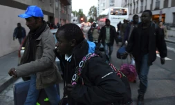 Des migrants évacués de la "Jungle" à Calais à leur arrivée le 24 octobre 2016 dans un centre d'hébergement à Lyon