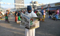 Un homme lit les résultats des élections législatiques au Bangladesh dans une rue de Dacca le 31 décembre 2018