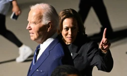 Le président américain Joe Biden et la vice-présidente Kamala Harris sur la base militaire d'Andrews, prÚs de Washington, le 1er août 2024