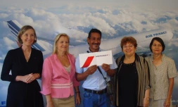 Lundi 20 juin 2011 - Remise des billets d'avion de la tombola organisée lors de la randonnée Bat apié pou la santé