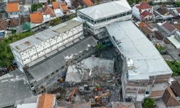 Vue aérienne des sauveteurs à la recherche de victimes à l'école islamique Al Khoziny à Sidoarjo, dans la province de Java oriental, après l'effondrement d'un bâtiment pendant les prières, le 5 octobre 2025 en Indonésie