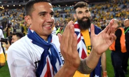 L'attaquant de l'Australie Tim Cahill  applaudit la qualification de son équipe pour le Mondial-2018 après la victoire face au Honduras, le 15 novembre 2017 à Sydney