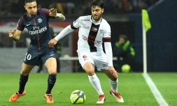 Clément Grenier (d), sous le maillot de Guingamp contre le PSG de Layvin Kurzawa, lors d'un match de Ligue 1 à Paris, le 29 avril 2018