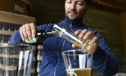 Ludovic Belin, viticulteur en Bourgogne, le 14 avril 2017 dans le village de Pernand-Vergelesses, au nord de Beaune (centre-est de la France)