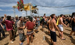 Des milliers de personnes participent à une rave-party sauvage dans le parc national des Cévennes, le 10 août 2020 en LozÚre