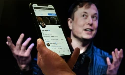 Un portrait d'Elon Musk et son compte Twitter sur l'écran d'un smartphone, le 14 avril 2022 à Washington