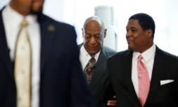 Le comédien et humoriste américain Bill Cosby (c) à son arrivée au tribunal du comté de Montgomery, à Norristown en Pennsylvanie le 24 mai 2016