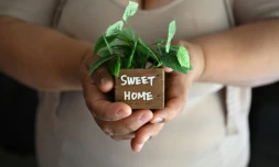 Martha, une sans-papiers mexicaine utilisant un pseudonyme, montre une décoration de son appartement avec le slogan "Doux Foyer", à Buena Park, près de Los Angeles, le 31 juillet 2025