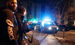 Les secours interviennent à proximité du lieu d'une explosion dans un bar où une grenade a été lancée, à Grenoble, le 12 février 2025
