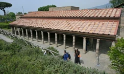 Des panneaux photovoltaïques ressemblant aux tuiles traditionnelles en terre cuite installés sur la Villa des MystÚres, à Pompéi, prÚs de Naples, le 15 avril 2024