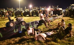 Des agriculteurs bloquent l'accès du groupe Lactalis à Change (Nord) dans la nuit du 25 au 26 août 2016 