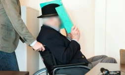 L'ancien SS Bruno Dey, 95 ans, ex-gardien du camp de concentration de Stuthoff, arrive Ă une audience de son procĂšs Ă Hambourg, le 25 mai 2020