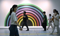 Des visiteurs devant l'oeuvre intitulée "vierzehnterseptemberzweitausendundfunfzehn, 2015" de l'artiste Ugo Rondinone exposée à la foire Frieze à Séoul, le 2 septembre 2022