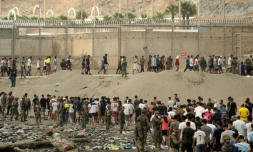 Des soldats espagnols contrôlent des migrants qui retournent au Maroc après avoir franchi la frontière pour entrer dans l’enclave espagnole de Ceuta située sur la côte nord du Maroc, le 31 juillet 2026