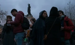 Des participants à la Nuit Debout, ici place de la République le 9 avril 2016, ont décidé de se rendre au domicile de Manuel Valls avant d'être bloqués par les forces de l'ordre