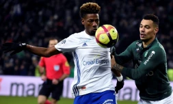 L'attaquant cap-verdien de Strasbourg Nuno Da Costa (g) face au défenseur stéphanois Timothée Kolodziejczak le 13 février 2019 au stade Geoffroy-Guichard, à Saint-Etienne   