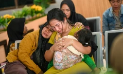 Des proches attendent des nouvelles de l'opération de recherche après le naufrage d'un ferry au large de l'île indonésienne de Bali, qui a fait plusieurs dizaines de disparus, à Banyuwangi, dans l'est de Java, le 3 juillet 2025