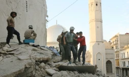 Des Casques blancs syriens évacuent un blessé aprÚs des frappes aériennes, le 4 octobre 2016 à Alep