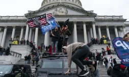 Des partisans du président américain Donald Trump manifestent sur les marches du Capitole, le 6 janvier 2021 à Washington