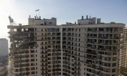 Des étages d'un immeuble d'habitation détruits aprÚs des frappes de missiles et de drones russes sur la ville portuaire ukrainienne d'Odessa, le 12 septembre 2026