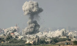 Nuage de fumée aprÚs un bombardement israélien sur le nord de la bande de Gaza le 23 octobre 2023, vu depuis la ville israélienne de Sdérot