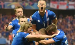 La joie des Islandais après le but de Kolbeinn Sigthorsson contre l'Angleterre à l'Allianz Riviera, le 27 juin 2016 
