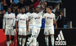 Le milieu de terrain marseillais Georges-Kévin Nkoudou (N.14), buteur contre Braga en Europa League, félicité par ses coéquipiers, au stade Vélodrome le 5 novembre 2015
