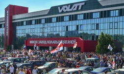 Manifestation contre le gouvernement devant l'usine MZKT, le 17 août 2020 à Minsk, au Bélarus