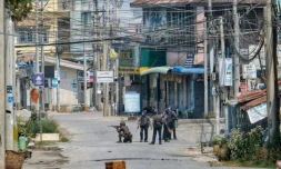 Photo diffusée le 25 mars 2021 par une souce anonyme via Facebook montrant des membres des forces de sécurité dans une rue de Taunggyi, en Birmanie