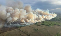Photo aérienne, prise le 10 mai 2024 avec l'autorisation de l'Alberta Wildfire Service, de la fumée des incendies qui brûlent dans la zone forestière de Grande Prairie, en Alberta, au Canada