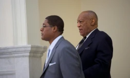 Bill Cosby (à droite) photographié le 5 avril 2018 à Norristown (Pennsylvanie) où son deuxième procès s'ouvre lundi