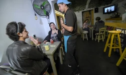 Des clients sourds dans un bar de Bogota le 19 juillet 2017