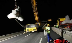 Travaux de pose de tétrapodes en contrebas de la route du littoral (Photo archives)