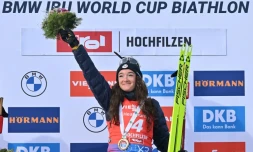 La Française Lou Jeanmonnot sur le podium après sa victoire dans la poursuite de Hochfilzen le 14 décembre 2024 à Hochfilzen
