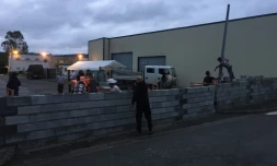 Photo fournie par le "Collectif Séméac" le 24 juillet 2017 montrant un mur en construction devant l'hôtel Formule 1 de Séméac, dans les Hautes-Pyrénées